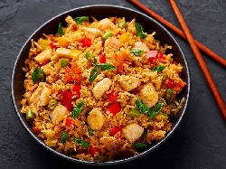 Пържен ориз с пилешки гърди (филе), яйца, соев сос и зеленчуци по китайски - снимка на рецептата